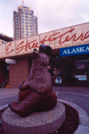 Alaska - Anchorage: bronze bear - E Street Terrace - photo by F.Rigaud