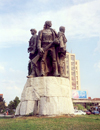 Albania / Shqiperia - Shkoder / Skadar / Scutari / Shkodra: brothers in arms - Five Heroes square - Gheg region - photo by M.Torres