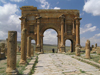 Algrie - Timgad / Thamugas: Ruines romaines - Arc de Trajan - extrmit ouest du decumanus - photographie par J.Kaman