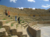 Algrie - Timgad: visite du thtre romain - patrimoine mondial UNESCO - photographie par J.Kaman