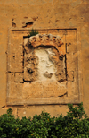Oran - Algrie: cusson de Philippe V d'Espagne 1701 - muraille de couleur ocre du Chateau Neuf - Rue Commandant Ferradj, ex Capitaine Vales - photo par M.Torres