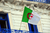 Alger - Algrie: drapeau de l'Algrie sur un balcon - av. Ernesto Che Guevara, ex-Bd de la Republique - photo par M.Torres