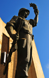 Alger - Algrie: Monument des martyrs de la guerre d'Algrie - soldat avec un fusil d'assaut AK-47 Kalachnikov - photo par M.Torres