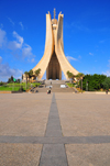 Alger - Algrie: Monument des martyrs de la guerre d'Algrie - esplanade du centre socioculturel Riadh El Feth - photo par M.Torres