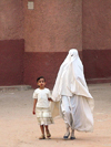 Algrie - M'zab - Ghardaa wilaya: femme et fille - photographie par J.Kaman