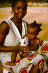Angola - Luanda - Benfica market - woman with toddler - Mercado de Benfica - me e filha - images of Africa by F.Rigaud