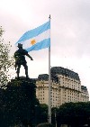 Argentina - Buenos Aires: Conquistador y bandera / Conqueror and Argentinian flag (photo by Miguel Torres)