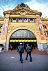 Australia - Melbourne (Victoria): Flinders street station - policemen - photo by Picture Tasmania/Steve Lovegrove
