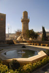 Azerbaijan - Baku: fountain and Royal mosque - Shirvan Shah's palace / Shirvanshahlar sarayi (photo by Miguel Torres)