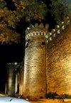 Baku, Azerbaijan: wall of the old city - UNESCO world heritage - nocturnal - photo by N.Mahmudova