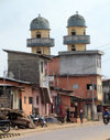 Porto Novo, Benin: mosque and modest houses - photo by G.Frysinger