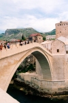 Bosnia-Herzegovina - Mostar: pedestrians on the the new bridge (photo by M.Torres)