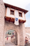 Bosnia-Herzegovina - Mostar: gate at the bridge entrance (photo by M.Torres)