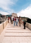 Bosnia-Herzegovina - Mostar: crossing the new bridge (photo by M.Torres)