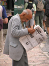 Bosnia-Herzegovina - Sarajevo:  reading the newspaper (photo by J.Kaman)