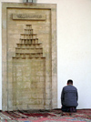Bosnia-Herzegovina - Sarajevo:  Muslim man praying - mirhab (photo by J.Kaman)