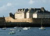 Brittany / Bretagne - Saint Malo (Ctes-d'Armor): the walls from the sea (photo by Rui Vale de Sousa)