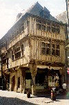 Brittany / Bretagne - Dinan (Ctes-d'Armor): medieval building with wooden structure (photo by Aurora Baptista)