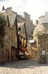 Brittany / Bretagne - Dinan (Ctes-d'Armor):  going down to the river - medieval houses - Rue du Jerzval (photo by Aurora Baptista)