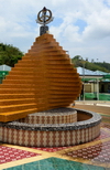 Bandar Seri Begawan, Brunei Darussalam: fountain honoring the Malay teachers, Residency road - photo by M.Torres