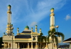 Bandar Seri Begawan, Brunei Darussalam: Kampong Tamoi Mosque and blue sky - photo by M.Torres