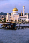 Bandar Seri Begawan, Brunei Darussalam: buildings on stilts of Kampong Pemacha water village, seen against the Sultan Omar Ali Saifuddin mosque - photo by M.Torres