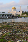 Bandar Seri Begawan, Brunei Darussalam: Kampong Pemacha water village - floating garbage and Sultan Omar Ali Saifuddin mosque - photo by M.Torres