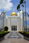 Bandar Seri Begawan, Brunei Darussalam: Sultan Omar Ali Saifuddin mosque - from the main gate - photo by M.Torres