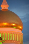 Bandar Seri Begawan, Brunei Darussalam: Sultan Omar Ali Saifuddin mosque - golden dome in the evening sky - photo by M.Torres