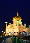Bandar Seri Begawan, Brunei Darussalam: Sultan Omar Ali Saifuddin mosque and footbridge at night - photo by M.Torres
