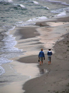 Sozopol: couple walking on the beach (photo by J.Kaman)