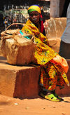 Gitega / Kitega, Burundi: woman with her basket - photo by M.Torres