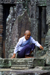 Cambodia / Cambodje - Angkor: Bayon temple - an ascetic monk burns incense (photo by R.Eime)