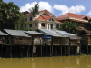 Cambodia / Cambodge - Siem Reap: living over the river (photo by M.Samper)
