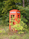 Canada / Kanada - Fonthill - Niagara Region, Ontario: phone booth in the wild - photo by R.Grove