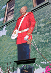 Sussex, New Brunswick, Canada: officer of the British Army - Red Coat - mural on Church avenue - photo by G.Frysinger
