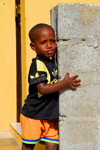 Palmeira, Sal island / Ilha do Sal - Cape Verde / Cabo Verde: a child at the harbour - photo by E.Petitalot