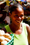 Praia, Santiago island / Ilha de Santiago - Cape Verde / Cabo Verde: girl in the market - potatoes - photo by E.Petitalot