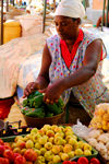 Praia, Santiago island / Ilha de Santiago - Cape Verde / Cabo Verde: woman in the market - weighting peppers - photo by E.Petitalot