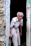 Faj de gua, Brava island - Cape Verde / Cabo Verde: old man in a doorway - photo by E.Petitalot