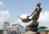 China - Hainan Island - Sanya: statue in shopping mall (photo by G.Friedman)