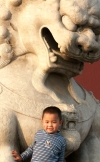 China - Beijing / Peking / Peipin / Pequin / Pequim / PEK / BJS : boy and lion (photo by G.Friedman)