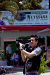 Medelln, Colombia: camera operator at work near restaurante Nutibara - photo by E.Estrada