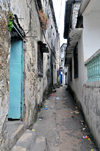 Moroni, Grande Comore / Ngazidja, Comoros islands: Arab quarter - Zanzibar style alley in the Medina - photo by M.Torres
