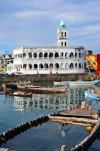 Moroni, Grande Comore / Ngazidja, Comoros islands: half sunk dhow and the Old Friday Mosque - Port aux Boutres et l'Ancienne mosque du Vendredi - photo by M.Torres