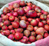 Moroni, Grande Comore / Ngazidja, Comoros islands: onions at the market - photo by M.Torres