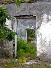 Cook Islands - Aitutaki island: abandoned house - photo by B.Goode