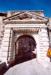 Corsica / Corse - Corte (Haute Corse): arch - gate on the ramparts (photo by M.Torres)