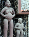 Londres, Puntarenas province, Costa Rica: Amerindian art - mother and son statues - photo by M.Torres