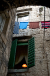 Croatia - Split: alley with laundry drying - photo by P.Gustafson
